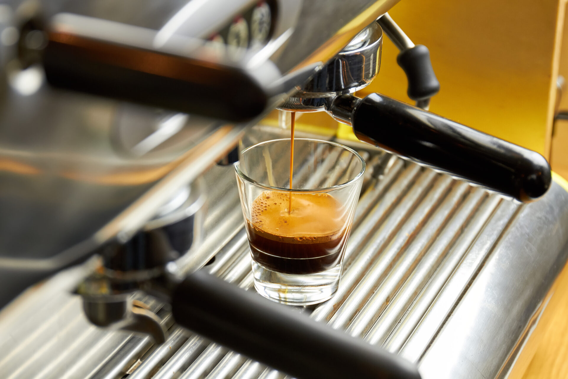 https://odisaequipa.com.mx/wp-content/uploads/2021/05/coffee-machine-pouring-espresso-67BV5X5-scaled.jpg